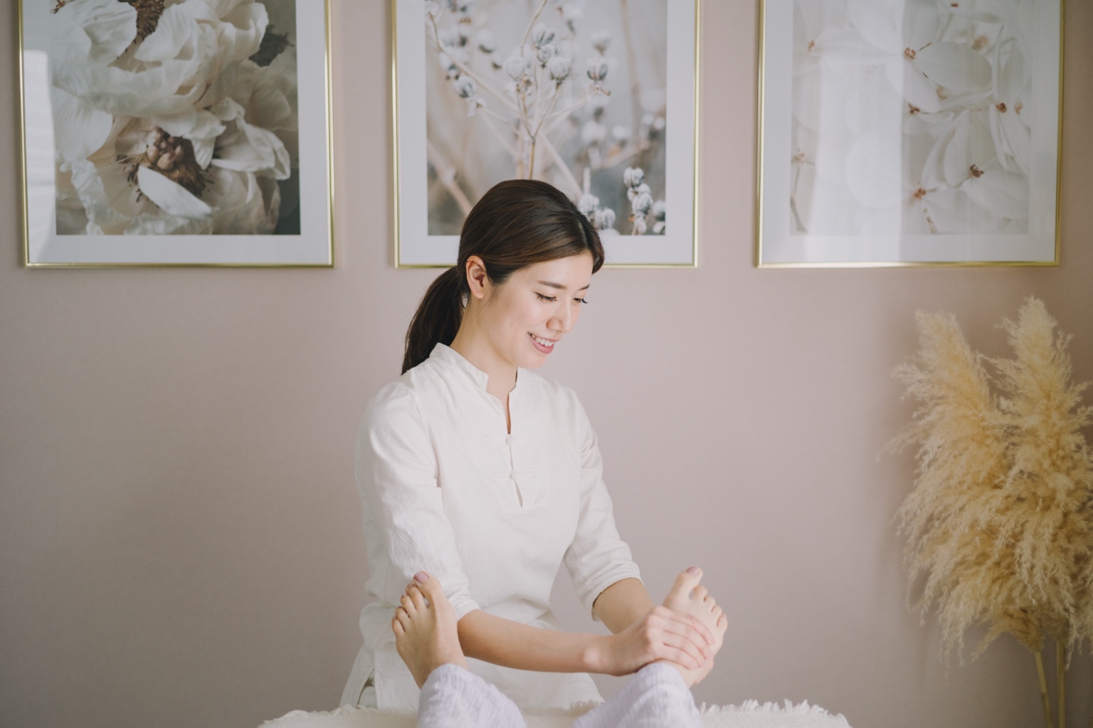 斉藤玲奈が足を施術する様子